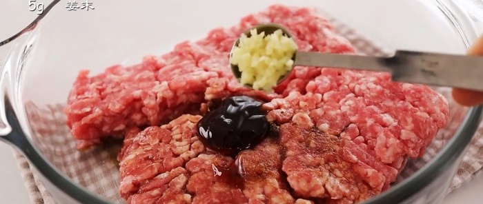 Mehrschichtige Fleischumschläge aus Mehl und Hackfleisch