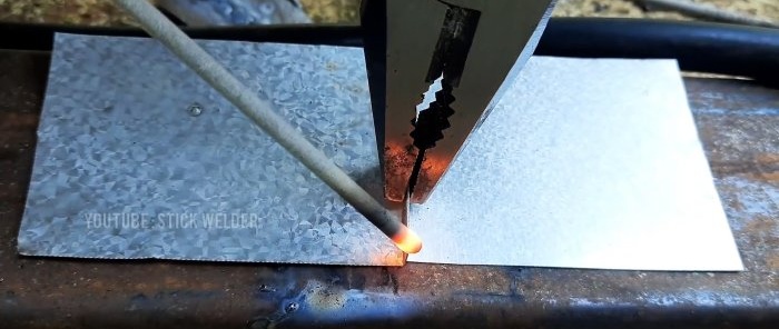 El truco de un soldador experimentado al soldar metal fino de 03 mm.
