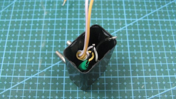 Bardzo prosta przystawka multimetru do sprawdzania diod LED i nie tylko