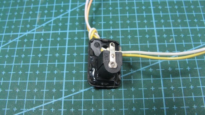 Bardzo prosta przystawka multimetru do sprawdzania diod LED i nie tylko