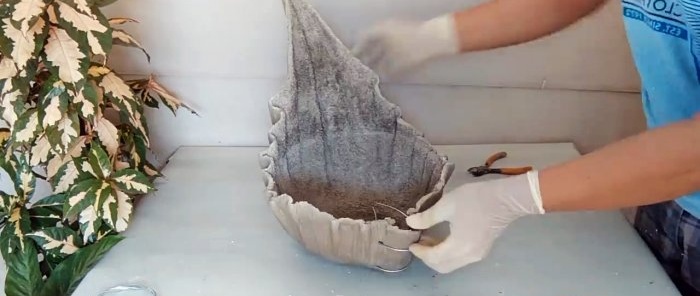 Lichtgewicht plantenbak gemaakt van vodden en cement om te herhalen