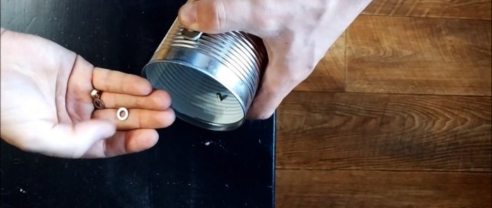 Wie man aus Dosen eine Lampe im Loft-Stil herstellt