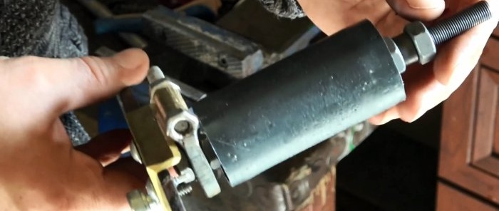 اثنان في واحد: كيفية صنع مطحنة الحزام وآلة التلميع من محرك الغسالة وممتص الصدمات القديم