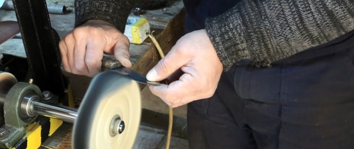 To i én: hvordan man laver en båndsliber og polermaskine fra en vaskemaskinemotor og en gammel støddæmper