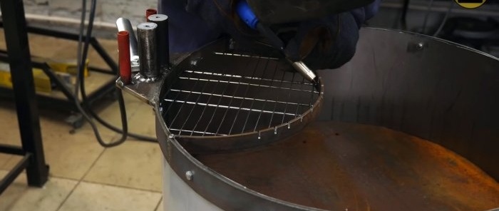 Πώς να φτιάξετε μια σχάρα μπάρμπεκιου από ένα βαρέλι