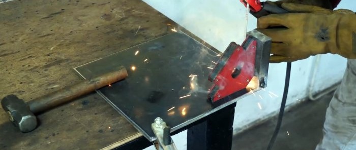 Hoe je een gemechaniseerde machine maakt voor het weven van een kettingschakelgaas uit afvalmateriaal
