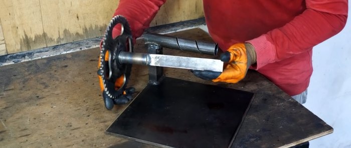 Hoe je een gemechaniseerde machine maakt voor het weven van een kettingschakelgaas uit afvalmateriaal