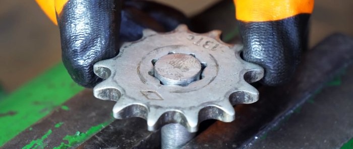 Cum să faci o mașină mecanizată pentru țeserea unei plase de zale din materiale vechi