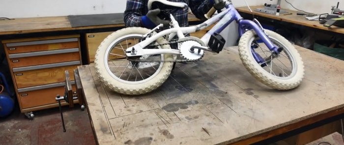 Com fer un patinet elèctric senzill a partir d'una bicicleta infantil