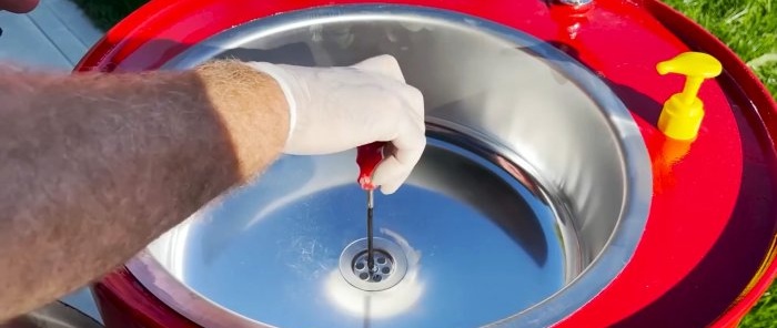 Cara membuat sinki taman yang mudah dan menarik dari tong logam