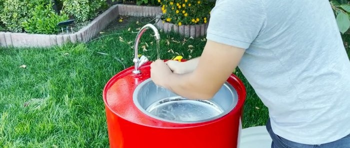 Come realizzare un lavandino da giardino comodo e attraente da una botte di metallo