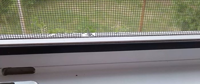 Lynrask reparasjon av myggnetting uten å fjerne det fra vinduet