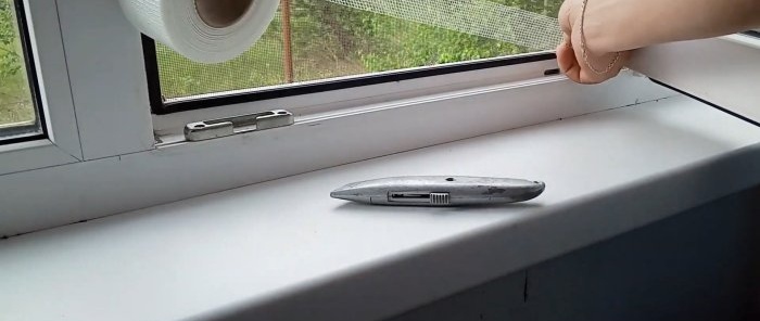 Riparazione rapidissima della zanzariera senza rimuoverla dalla finestra