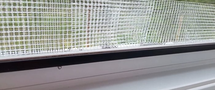 Reparație rapidă a plasei de țânțari fără a o scoate de pe fereastră