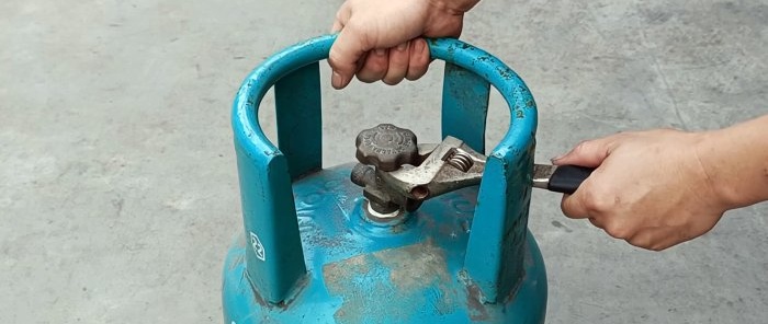 2 sa 1 oven mula sa isang lumang gas cylinder na may oven at kalan para sa pagluluto