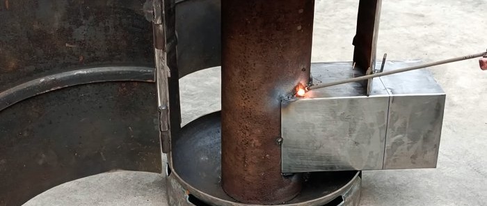 Eski bir gaz silindirinden 2'si 1 arada fırın, fırın ve yemek pişirmek için ocak