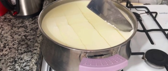 Ricetta per formaggio in salamoia tenero con una quantità minima di ingredienti