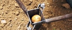 Ako vyrobiť a používať pohodlný a efektívny sadzač zemiakov z kovového odpadu
