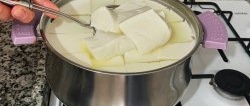 Receita de queijo de salmoura tenro com quantidade mínima de ingredientes