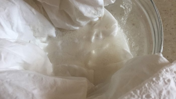 Hoe zweetvlekken uit witte kleding te verwijderen zonder dure chemicaliën