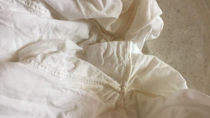 Cara menghilangkan kesan peluh pada pakaian putih tanpa bahan kimia yang mahal