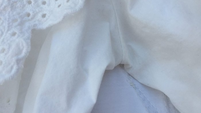 Hvordan fjerne svetteflekker fra hvite klær uten dyre kjemikalier