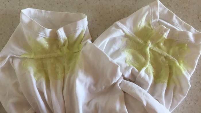 Comment éliminer les taches de sueur sur les vêtements blancs sans produits chimiques coûteux