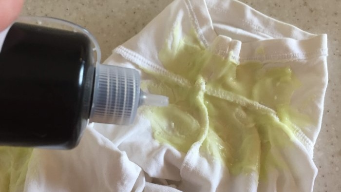 Come rimuovere le macchie di sudore dai vestiti bianchi senza prodotti chimici costosi