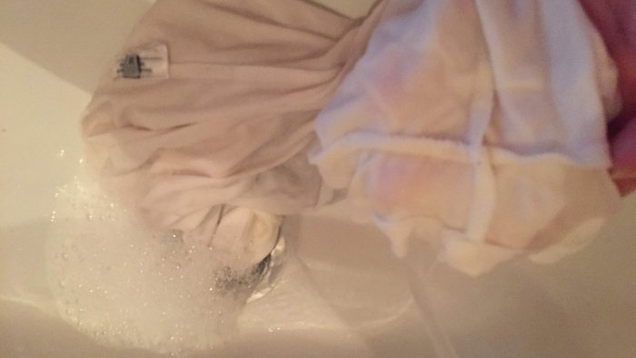 Comment éliminer les taches de sueur sur les vêtements blancs sans produits chimiques coûteux