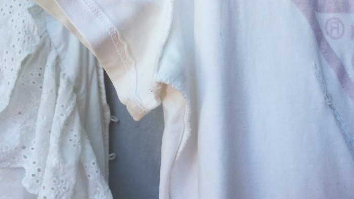 Come rimuovere le macchie di sudore dai vestiti bianchi senza prodotti chimici costosi