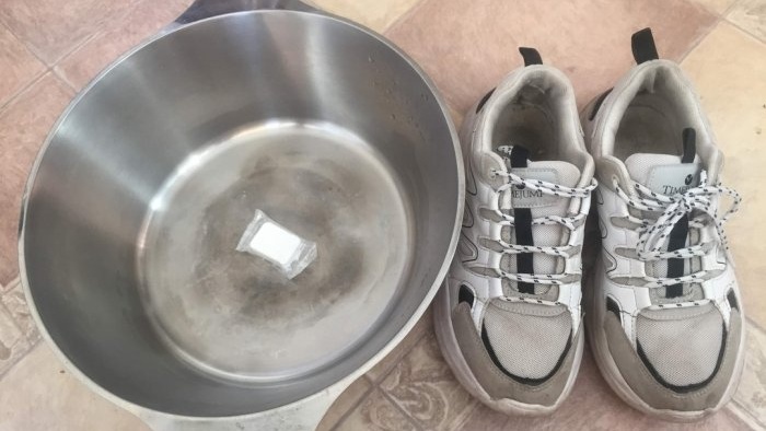 วิธีทำความสะอาดรองเท้าผ้าใบสีขาวอย่างมีประสิทธิภาพโดยใช้ยาเม็ดสำหรับล้างจาน