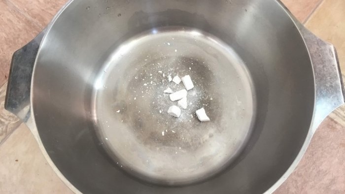 Efektīvs veids, kā tīrīt baltas kedas, izmantojot trauku mazgājamās mašīnas tabletes
