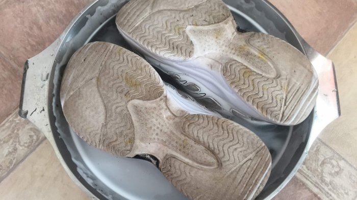 Een effectieve manier om witte sneakers schoon te maken met vaatwastabletten