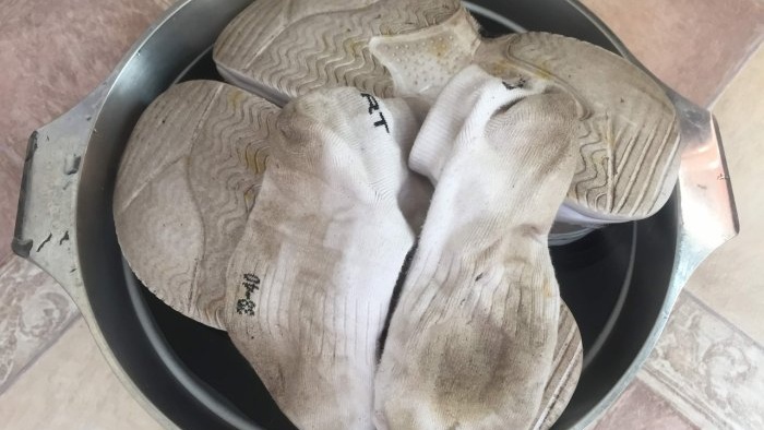 Un modo efficace per pulire le scarpe da ginnastica bianche utilizzando le pastiglie per lavastoviglie