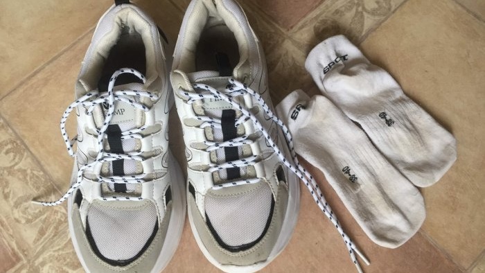 Skuteczny sposób na czyszczenie białych sneakersów za pomocą tabletek do zmywarki
