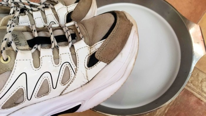 วิธีทำความสะอาดรองเท้าผ้าใบสีขาวอย่างมีประสิทธิภาพโดยใช้ยาเม็ดสำหรับล้างจาน