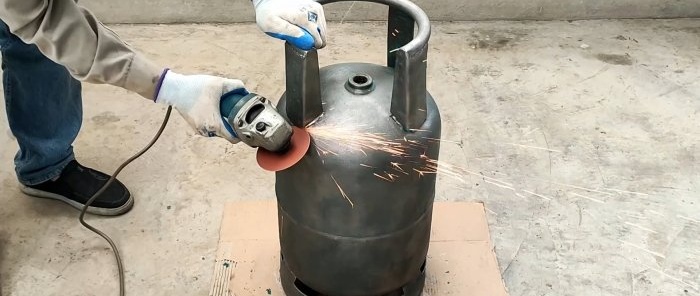 Cómo hacer una estufa de leña 2 en 1 a partir de una bombona de gas con calentamiento de agua en paralelo