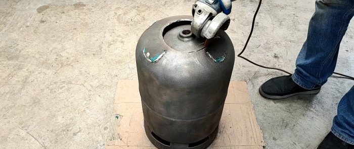 Paano gumawa ng 2 in 1 wood stove mula sa isang gas cylinder na may parallel na pagpainit ng tubig