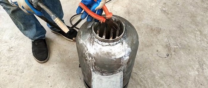 Kaip iš dujų baliono pasidaryti malkinę krosnelę 2 viename su lygiagrečiu vandens šildymu