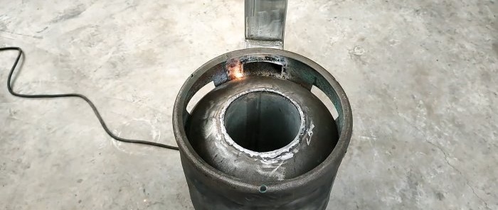 Paano gumawa ng 2 in 1 wood stove mula sa isang gas cylinder na may parallel na pagpainit ng tubig