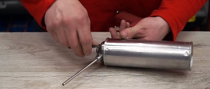 Hoe maak je een mini-zandstraler met behulp van een spuitbus