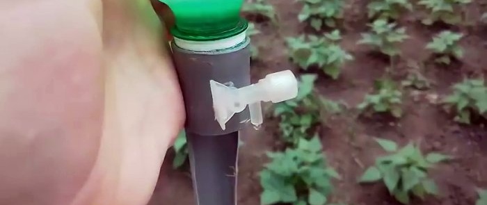 Come realizzare un semplice sistema per annaffiare le piante da interno o da giardino utilizzando bottiglie in PET