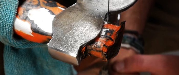 Cum să faci un mâner de topor din capace de sticle din PET