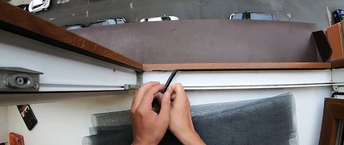 Com fer una mosquitera sense marc per a una finestra a una fracció del cost