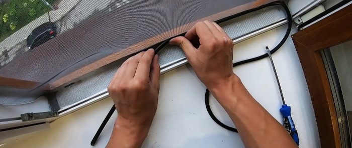 Wie man zu einem Bruchteil der Kosten ein Moskitonetz ohne Rahmen für ein Fenster herstellt
