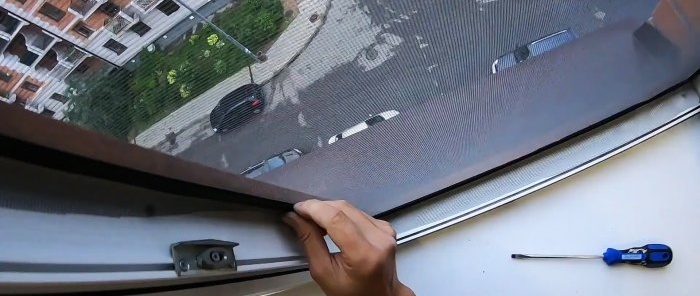 Cum să faci o plasă de țânțari fără cadru pentru o fereastră la o fracțiune din cost