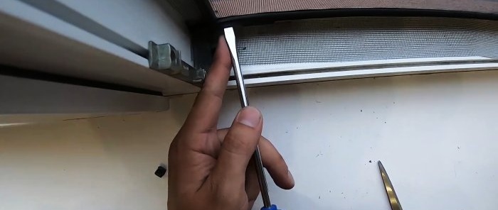 Com fer una mosquitera sense marc per a una finestra a una fracció del cost