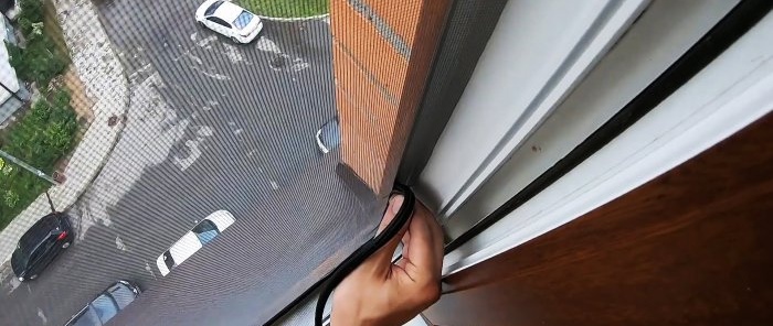 Wie man zu einem Bruchteil der Kosten ein Moskitonetz ohne Rahmen für ein Fenster herstellt