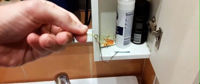 Πώς να αφαιρέσετε μια κουνουπιέρα από ένα παράθυρο εάν οι λαβές είναι σπασμένες