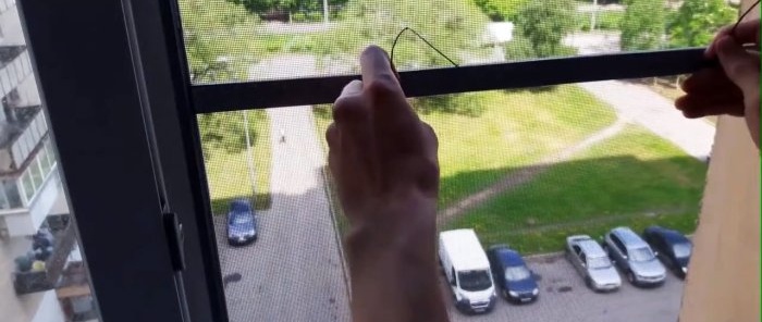 Hvordan fjerne et myggnett fra et vindu hvis håndtakene er ødelagte